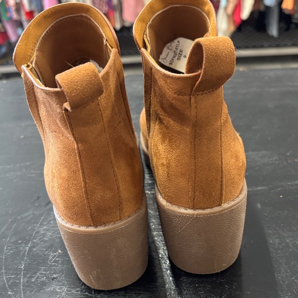 Jessica Carlyle Brown Suede Wedged Booties Size 9 Women’s - Picture 5 of 6